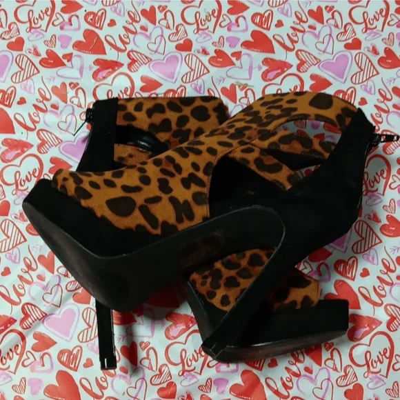 Sexy Leopard Heels - Picture 2 of 4